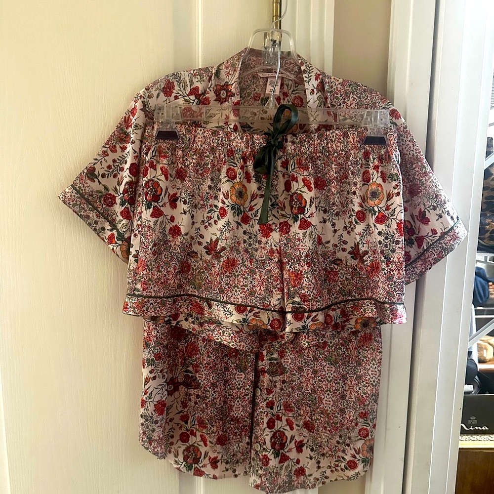 Victoria’s SECRET SATIN  Floral Short Sleeve Pajama Set